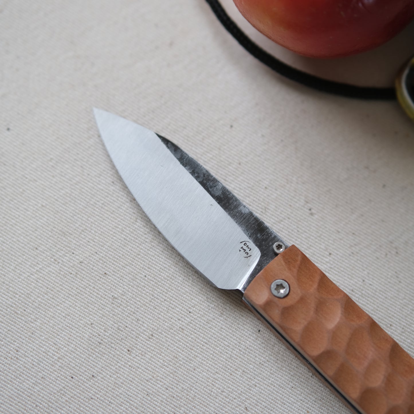 YOBO • COUTEAU PLIANT POIRIER TEXTURÉ