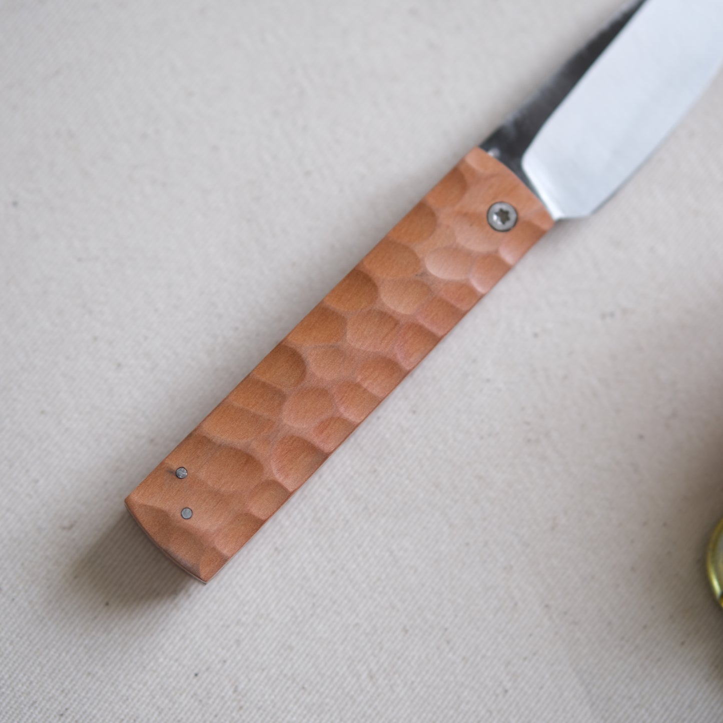 YOBO • COUTEAU PLIANT POIRIER TEXTURÉ