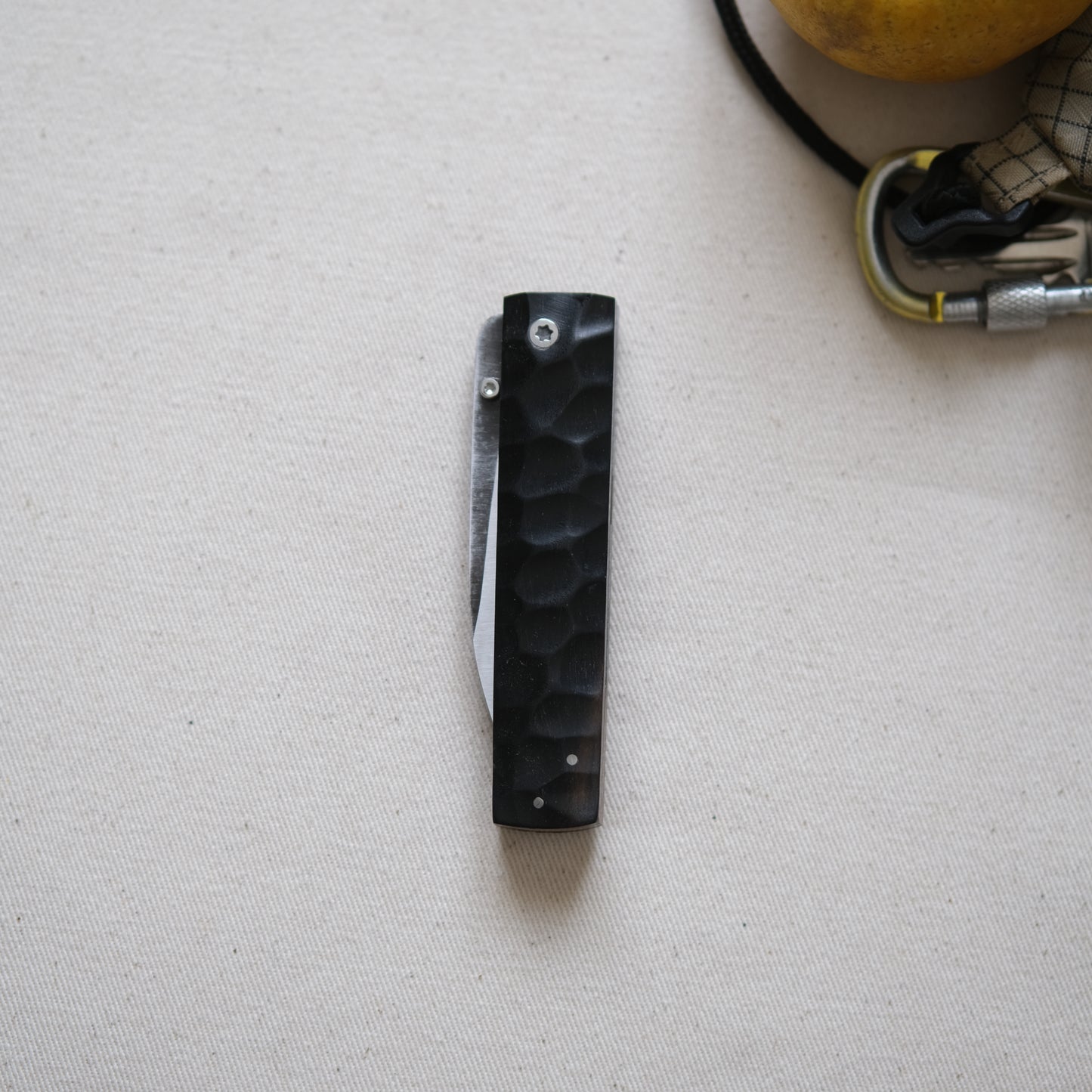 YOBO • COUTEAU PLIANT ÉBÈNE TEXTURÉ