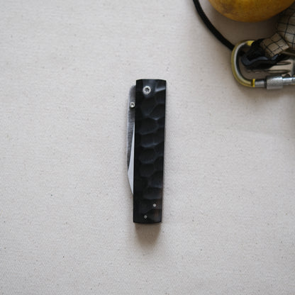 YOBO • COUTEAU PLIANT ÉBÈNE TEXTURÉ