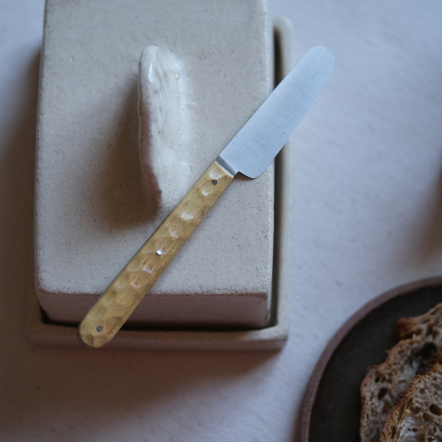 BOTO • COUTEAU À BEURRE ACACIA