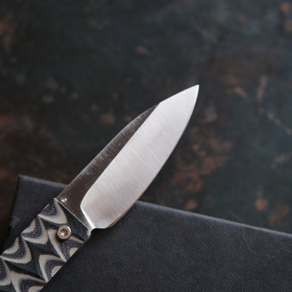 YOBO • COUTEAU PLIANT NOIR MARBRÉ BEIGE