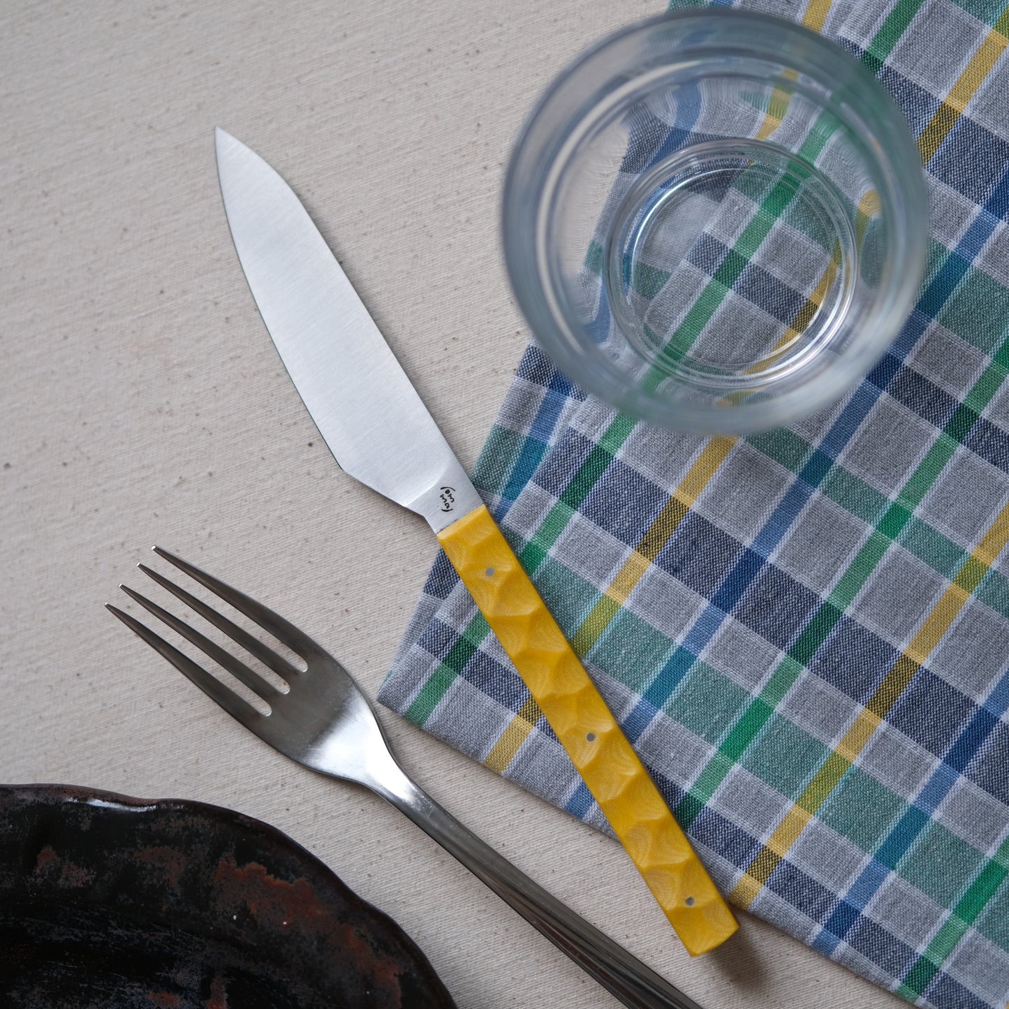 SIKSA • COUTEAUX DE TABLE MICARTA JAUNE TEXTURÉ [PRÉ-COMMANDE]