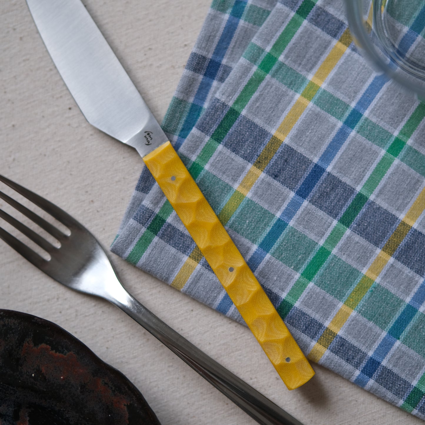 SIKSA • COUTEAUX DE TABLE MICARTA JAUNE TEXTURÉ [PRÉ-COMMANDE]