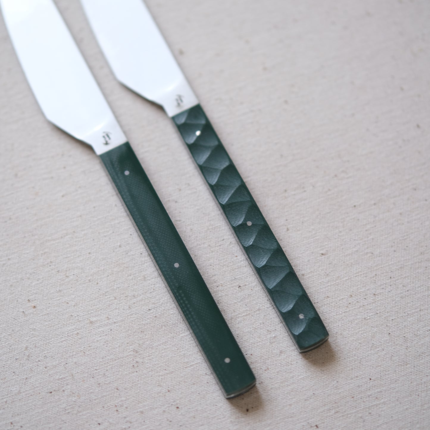 SIKSA • COUTEAUX DE TABLE FIBRE DE VERRE VERT TEXTURÉ [PRÉ-COMMANDE]