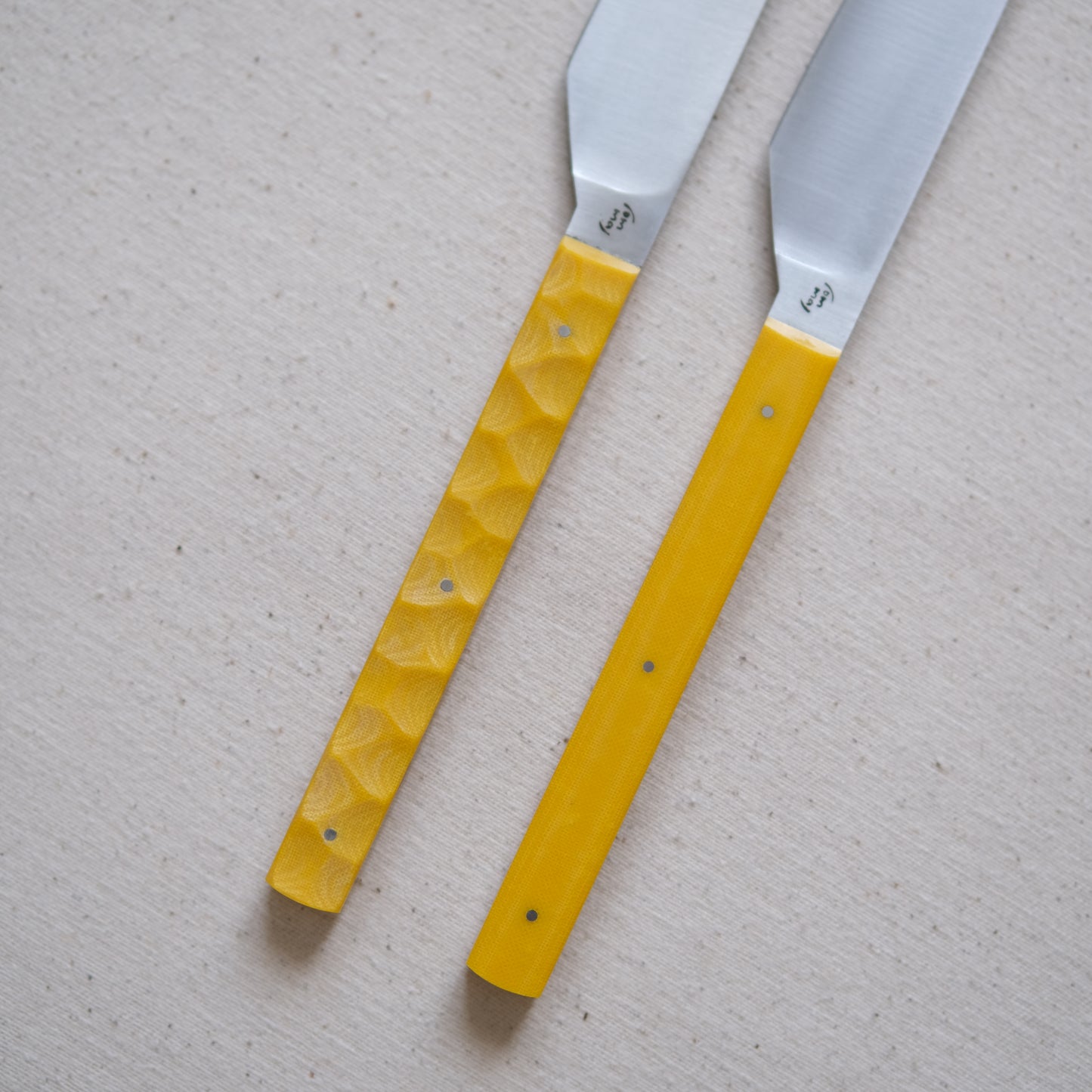 SIKSA • COUTEAUX DE TABLE MICARTA JAUNE TEXTURÉ [PRÉ-COMMANDE]