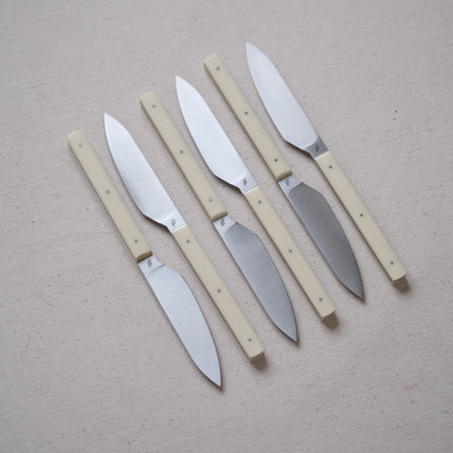 SIKSA • COFFRET DE COUTEAUX DE TABLE MICARTA CRÈME
