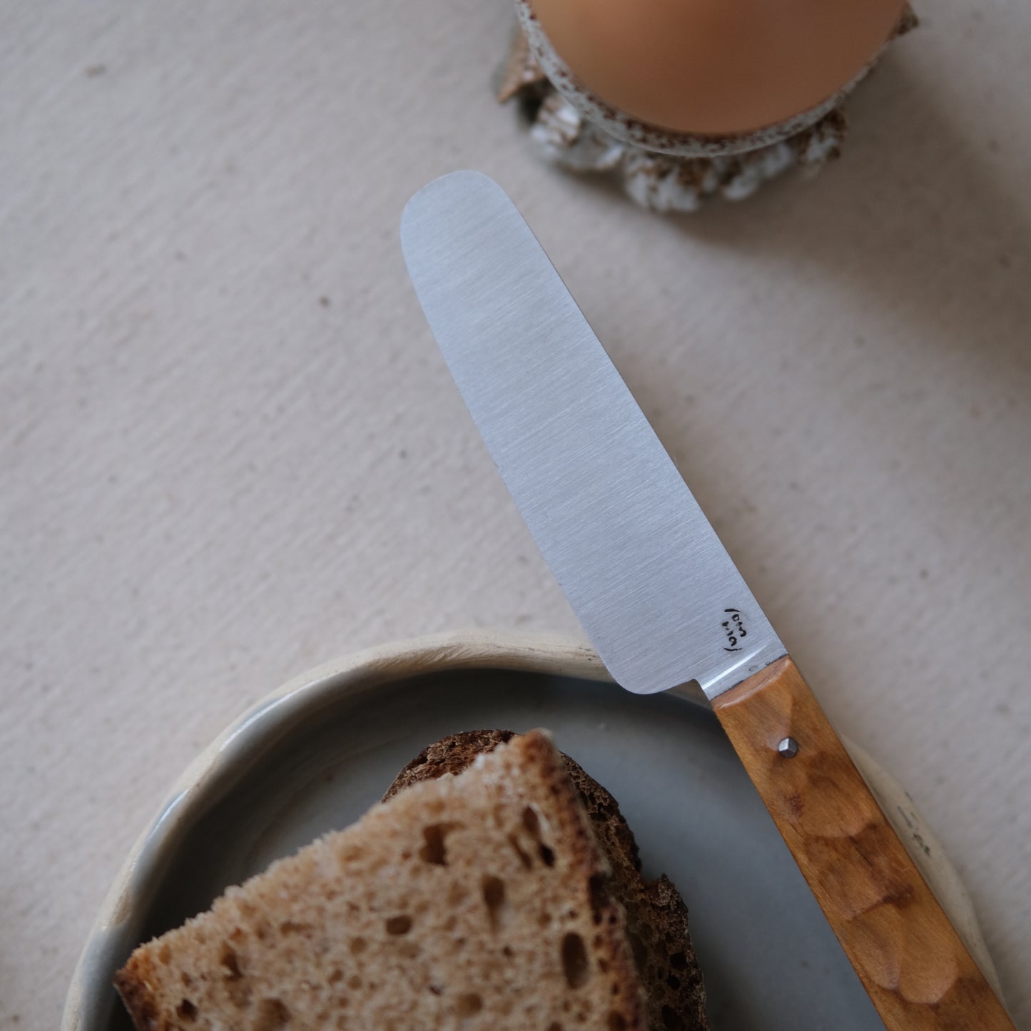 BOTO • COUTEAU À BEURRE OLIVIER TEXTURÉ