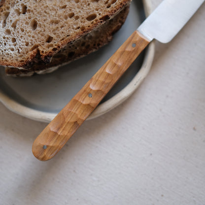 BOTO • COUTEAU À BEURRE OLIVIER TEXTURÉ