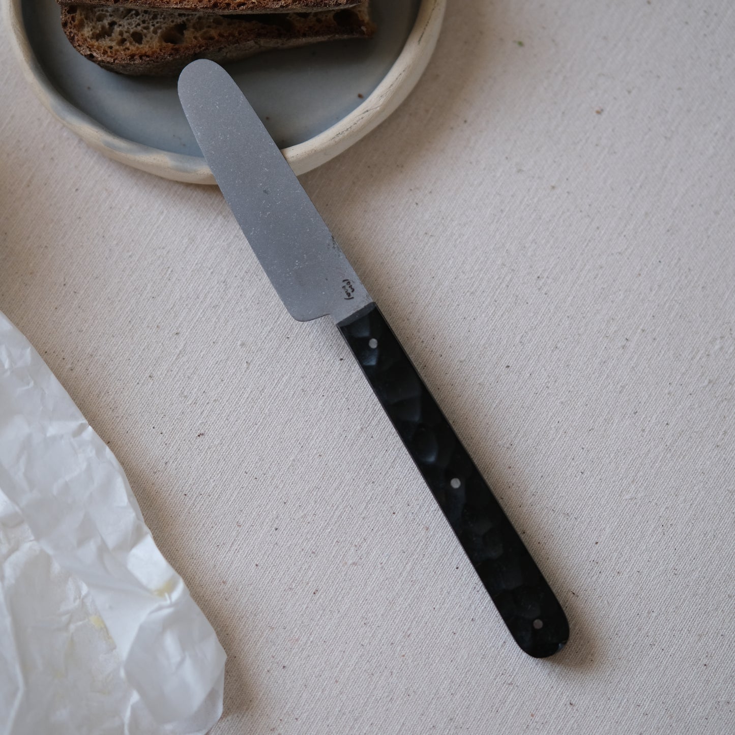 BOTO • COUTEAU À BEURRE ÉBÈNE TEXTURÉ SW
