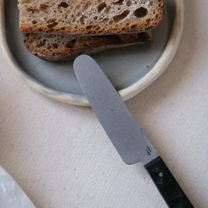 BOTO • COUTEAU À BEURRE ÉBÈNE TEXTURÉ SW