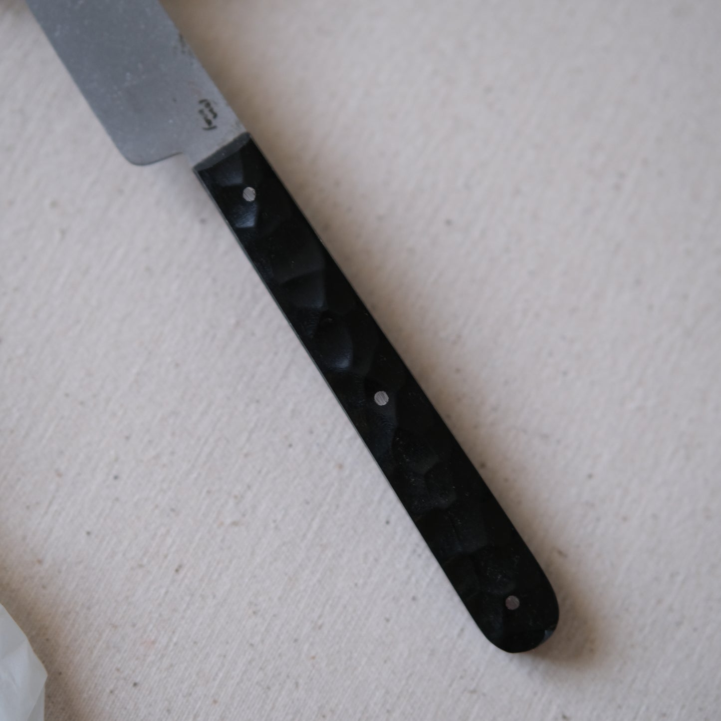 BOTO • COUTEAU À BEURRE ÉBÈNE TEXTURÉ SW