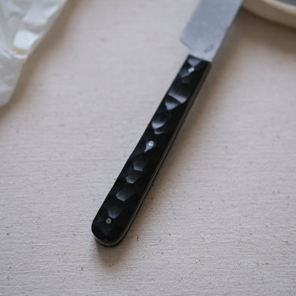 BOTO • COUTEAU À BEURRE ÉBÈNE TEXTURÉ SW