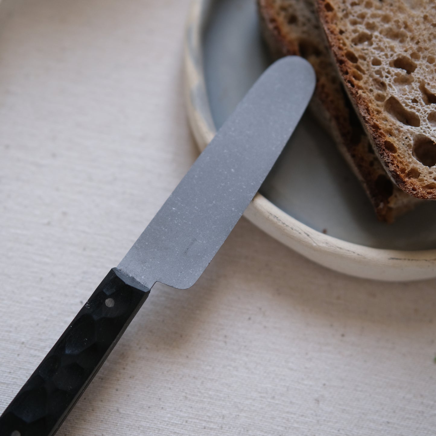 BOTO • COUTEAU À BEURRE ÉBÈNE TEXTURÉ SW