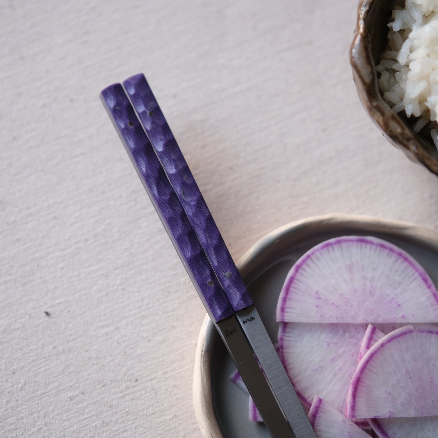 ONNI • BAGUETTES VIOLETTES TEXTURÉES
