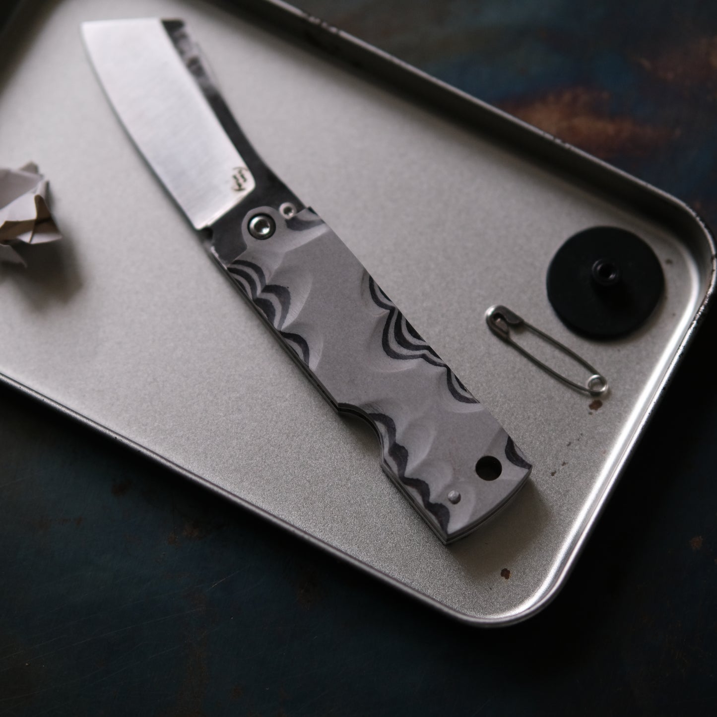 CHINGU • COUTEAU DE POCHE PAPIER GRIS