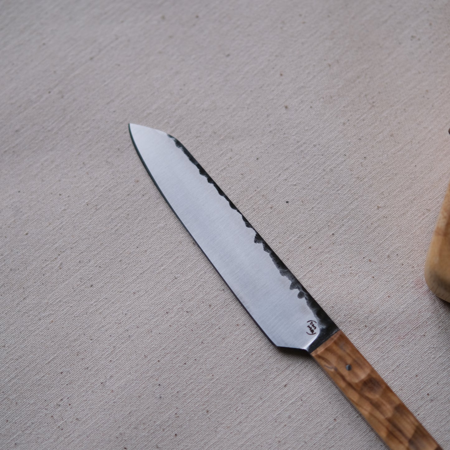 YOLISA MINI • COUTEAU D'OFFICE OLIVER TEXTURÉ