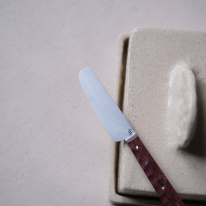 BOTO • COUTEAU À BEURRE AMARANTE TEXTURÉ