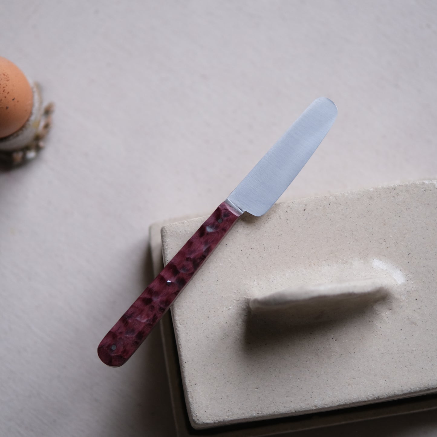 BOTO • COUTEAU À BEURRE AMARANTE TEXTURÉ