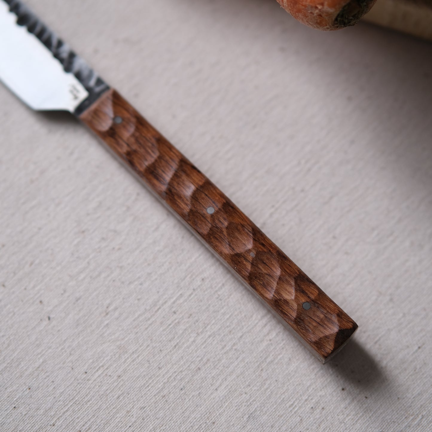 YOLISA MINI • COUTEAU D'OFFICE CHÊNE TEXTURÉ