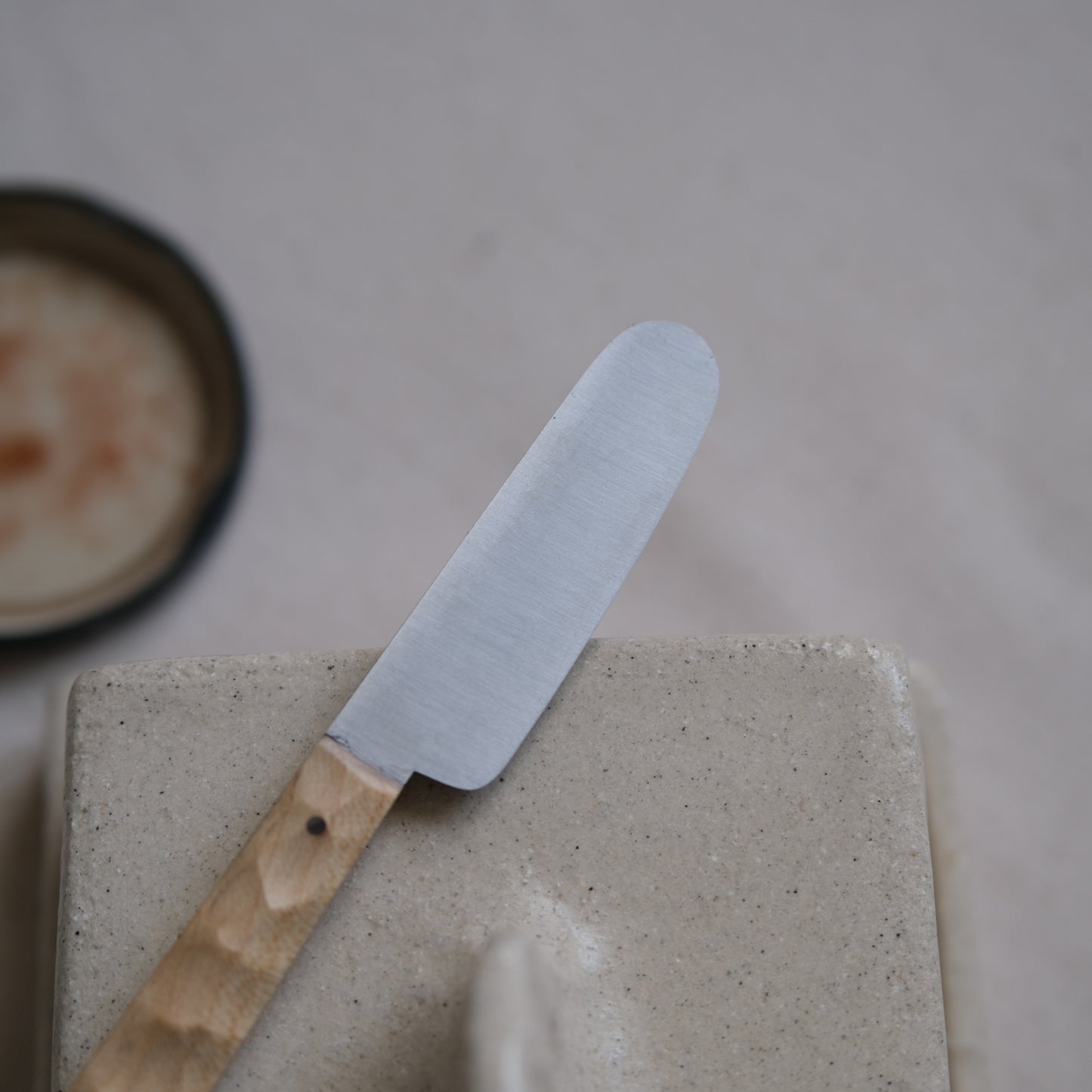 BOTO • COUTEAU À BEURRE HÊTRE TEXTURÉ